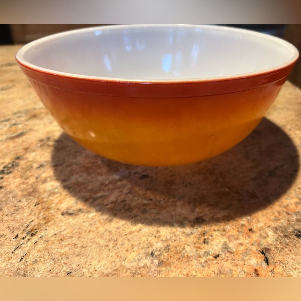 PYREX TRADEMARK #404 Flameglo Ombré 4 Qt Orange Sunburst Mixing Bowl 1974-76.